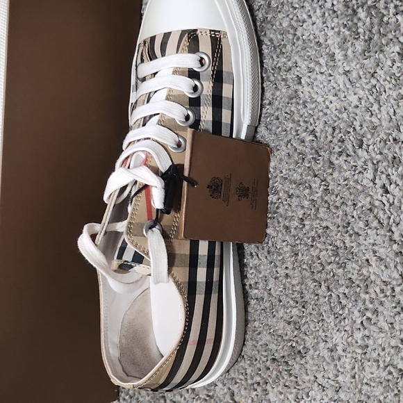 Burberry shoes - Picture 1 of 5
